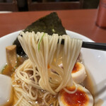 酒肴場 屯 - 低加水の細ストレート麺はややカタメの茹で上がり