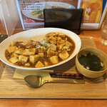 Kinno Baketsu - 麻婆豆腐ご飯と焼きそばのあい盛り　左が麺右がご飯