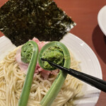 酒肴場 屯 - こごみはシャッキリ食感でほんのり苦み