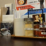 Motsuni No Matsui - 卓上調味料が揃ってます頼もしい味変部隊