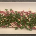 食酒房ふさ助 - 炙りコンビーフ葱のせ