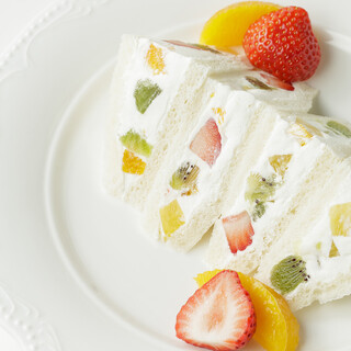 Fruit sandwiches and pudding a la mode that make use of seasonal fruits☆