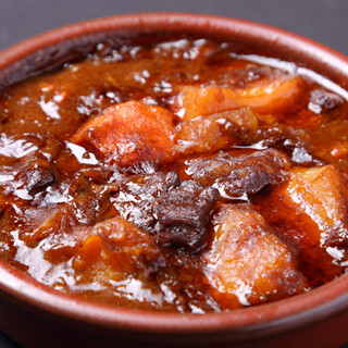 Beef stew that has been simmered for 3 days to bring out the flavor of the tail is a must-try.