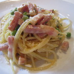 YAMA - ベーコン、グリンピースの軽いスパゲティーニ