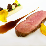 トゥールダルジャン 東京 - 幼鴨のロースト　ボーヌワインとモリーユ茸の饗宴　根セロリとシャンピニオンのデュエット　花模様