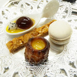 トゥールダルジャン - 食後のプティフール（マカロンやカヌレ）