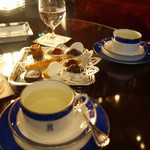 トゥールダルジャン - ウェイティングルームで食後のお茶を。