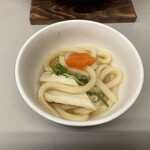 Udon Shimono - 熱いのでお椀に取って食べます