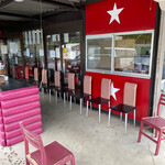 バラック ディー.エム竹末 - 椅子がこんなに並んでいるんだから、土日には並ぶのかな？