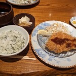 かつ吉 - ご飯は白米か青じそご飯を選べます。ご飯、キャベツ、お漬物はおかわりできます。