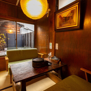 《2F》京町屋を改装した和モダン空間でひと息。完全個室あり