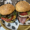 MOGU Cafe - 料理写真:左　チーズバーガー　右　ベーコンエッグバーガー