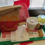 マクドナルド - 今日のハッピーセットはいつものベーコンエッグマフィン+サラダ+爽健美茶に…シルバニアファミリーのハッピーセット頼んでみた(〃∇〃)♫開けてない(笑)誰かにあげてもいいから…