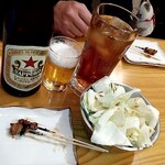 鳥串屋ななしの - お通しと　ドリンク　エア乾杯