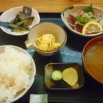 おんじき家ふうど - 日替り定食（まぐろたたき、茄子の煮物、玉子ともやし炒め、味噌汁、胡瓜の漬物、沢庵、ご飯）