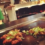 Teppan Okonomiyaki Miki - 向かって左、こけこっこ焼  650円。右、スジ焼  400円。