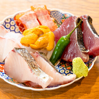 We are proud of the overwhelming freshness! Savor the cuisine unique to Izakaya (Japanese-style bar) run by a fishmonger.