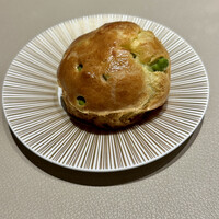 スガラボヴィー - うすい豆のクリームが入ったシュー生地のパン