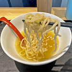 超純水採麺 天国屋 - 丼の縁の「自家製わさびポン酢」を付けていただきます