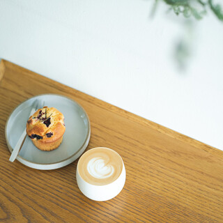 開放的な空間でカフェタイムを。週末限定《ティラミス》が人気