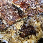 うなふじ - ご飯の中からもう2切れが