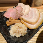 麺屋 周郷 - チャーシュー３種（肩？鶏肉、バラ）メンマ２種