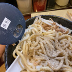 麺座ぎん - 魚粉をババっと♪