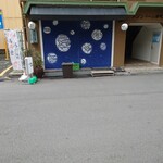 バッテラロック - 昼間の店が閉まってるときのシャッターの絵もいい。