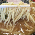 豚骨醤油ラーメン 王道家 - ラーメン•大盛　の麺アップ