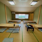 伊勢志摩 中央市場 ザ・朝市 - 2階の広間です。窓の下には干潟が広がります。