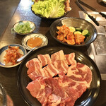 Buta Yakiniku Magariya - サムギョプサルセット
                        ここに来たらこれがマスト！だと我々は思ってます