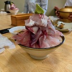 伊勢志摩 中央市場 ザ・朝市 - 若者が頼んだ漁師丼です。鯛と鰤の二色丼です。こちらもモリモリです。