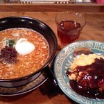 あづま屋 - 坦々麺とオムライスのセット800円