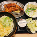 Kamayaki Torihompo Oyahinaya - 骨付鳥と讃岐うどんセット1,520円（ひな＆
                        釜玉）キャベツはひなの油を漬けてお召し上がり、釜玉は鰹だし醤油でお召し上がりください（^^♪