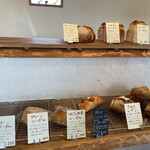 天然こうぼぱん とことこ - 白い札の定番のが、どぅ〜見ても多い米津玄師∑(ﾟДﾟ)