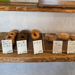 天然こうぼぱん とことこ - 珍しぃ〜、オヤツコーナーな並びだよね(^_^;)