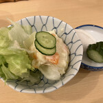 とんかつ燕楽 - ポテトサラダとお漬物。ポテトサラダ相当レベル高い。