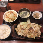 Hakata Keishuu - 豚さがりとキャベツの辛みそ鉄板炒め