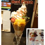 MEAT RUSH - マウンテンパフェ 869円✨右下がメニュー写真。同行者の注文ですが、惜しみのないソフトクリームに中間のグラノーラもボリュームがあったそう♪