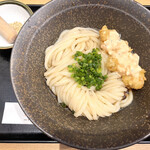 Yamashita Honki Udon - 鶏天タルタルぶっかけうどん 大盛 ¥940＋0  ここは鶏天が美味しいので、この日はこれに。ジューシーでカラリと軽く揚がった鶏天とタルタルの相性は抜群。