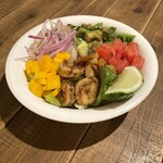 クラフトハウス トーキーズ - カレー風味のドレッシングを使った、スパイシーなエビと彩り豊かな野菜のサラダ。