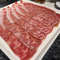 東京焼肉 一頭や コレド室町テラス店 - サーロインすき　卵と一緒にいただく
