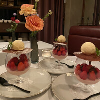 イノーヴェ - デザートはいちごパフェ