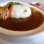 風見鶏 - 褐色のカレーは飛騨牛欧州カレーとなる。
            野菜の甘みを感じる優しい味わい。
            飛騨牛の味わいは判らない感じ。