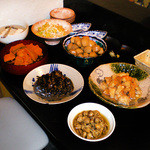 Teramachi Yoshikura - お昼はお総菜が食べ放題。炊き合せやお野菜をたっぷり使ったお料理が並びます。
