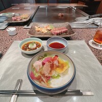 鉄板焼・愛宕 - お肉はおろしポン酢と醤油？タレ、ワサビがありました。おすすめはおろしポン酢です！