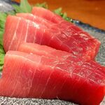 Sensai Ikkan - 鮮菜一貫のマグロは特にイチオシ
                      遠征して仕入れた本マグロはほぼ常時メニューにアリ