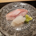 新地 やま本 - アンティークのバカラのお皿に盛り付けられたお造りも美味しい。