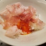新地 やま本 - 卵かけご飯。その場で鰹を削ってくれています。