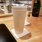 新地 やま本 - 梅酒ソーダ割。陶器というのに透ける薄さ！
